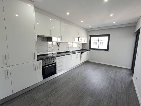 Apartamento T4 em Condomínio com Piscina .