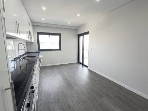 Apartamento T4 em Condomínio com Piscina .