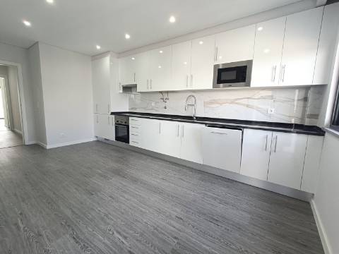 Apartamento T4 em Condomínio com Piscina .