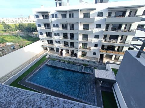 Apartamento T4 em Condomínio com Piscina .