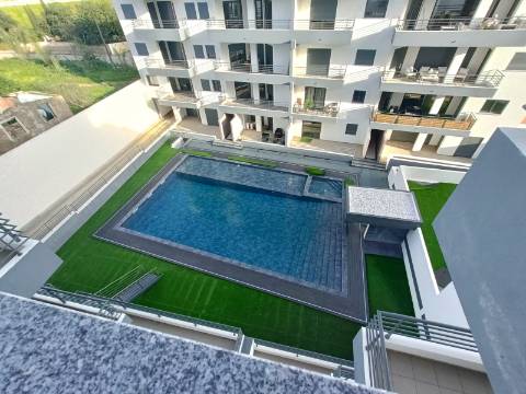 Apartamento T4 em Condomínio com Piscina .