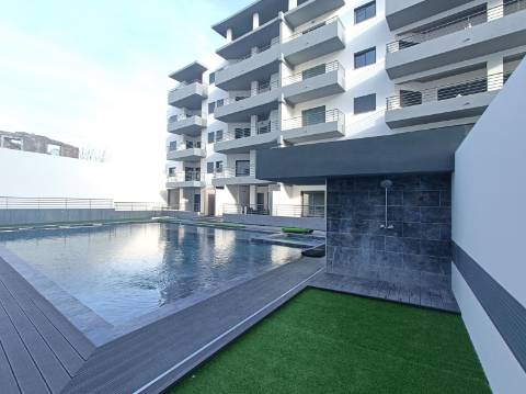 Apartamento T4 em Condomínio com Piscina .