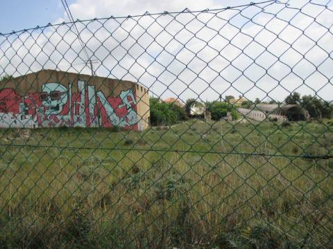 Terreno misto em Santa Barbara de Nexe ( Faltosa ) entre o mar e a serra, Aldeia que pertence a Faro.
