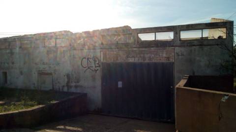 Terreno misto em Santa Barbara de Nexe ( Faltosa ) entre o mar e a serra, Aldeia que pertence a Faro.
