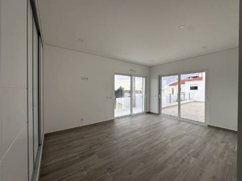 Moradia Isolda com 4 suites Altura