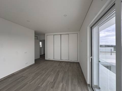 Moradia Isolda com 4 suites Altura