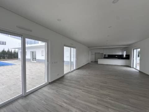 Moradia Isolda com 4 suites Altura