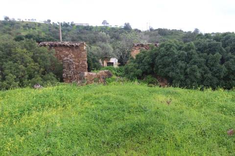 Terreno com 848 m2 de área, com uma ruína de 200 m2