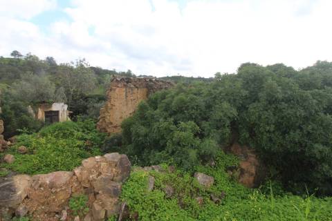 Terreno com 848 m2 de área, com uma ruína de 200 m2