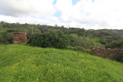 Terreno com 848 m2 de área, com uma ruína de 200 m2
