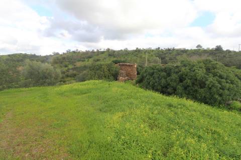 Terreno com 848 m2 de área, com uma ruína de 200 m2