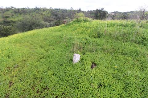 Terreno com 848 m2 de área, com uma ruína de 200 m2
