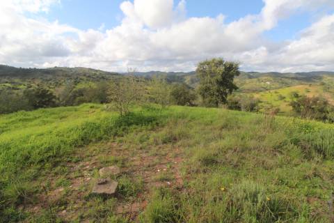 Terreno com 848 m2 de área, com uma ruína de 200 m2