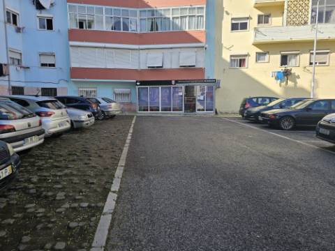 Simpático; Restaurante para Venda em uma das melhores localizações junto ao Neudel e Mercado da Damaia na Amadora