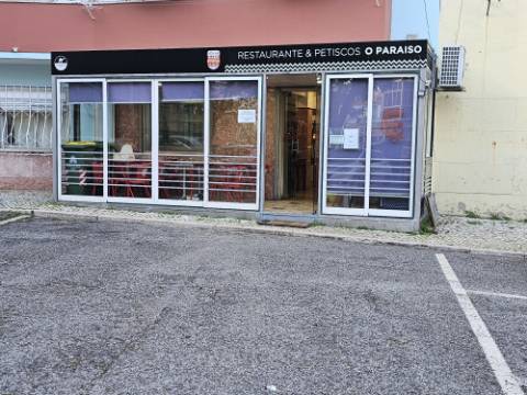 Simpático; Restaurante para Venda em uma das melhores localizações junto ao Neudel e Mercado da Damaia na Amadora