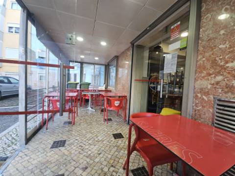 Simpático; Restaurante para Venda em uma das melhores localizações junto ao Neudel e Mercado da Damaia na Amadora