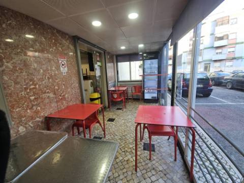 Simpático; Restaurante para Venda em uma das melhores localizações junto ao Neudel e Mercado da Damaia na Amadora