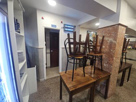 Simpático; Restaurante para Venda em uma das melhores localizações junto ao Neudel e Mercado da Damaia na Amadora