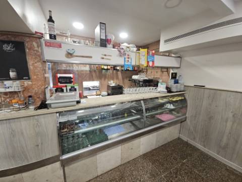 Simpático; Restaurante para Venda em uma das melhores localizações junto ao Neudel e Mercado da Damaia na Amadora