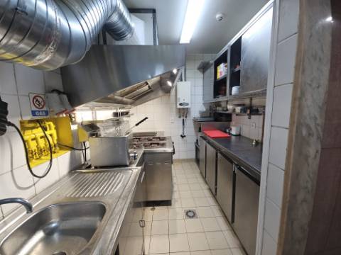 Simpático; Restaurante para Venda em uma das melhores localizações junto ao Neudel e Mercado da Damaia na Amadora