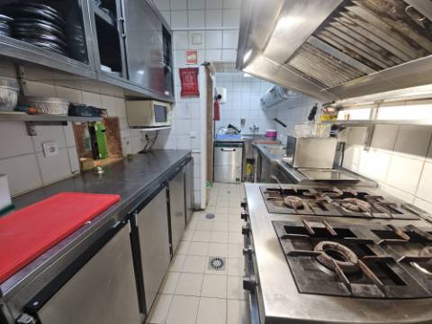 Simpático; Restaurante para Venda em uma das melhores localizações junto ao Neudel e Mercado da Damaia na Amadora