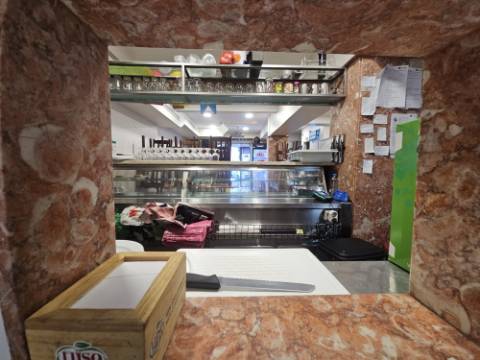 Simpático; Restaurante para Venda em uma das melhores localizações junto ao Neudel e Mercado da Damaia na Amadora
