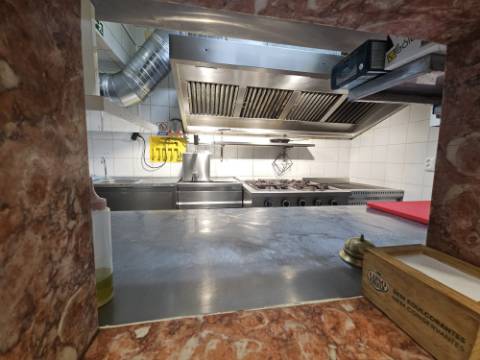 Simpático; Restaurante para Venda em uma das melhores localizações junto ao Neudel e Mercado da Damaia na Amadora