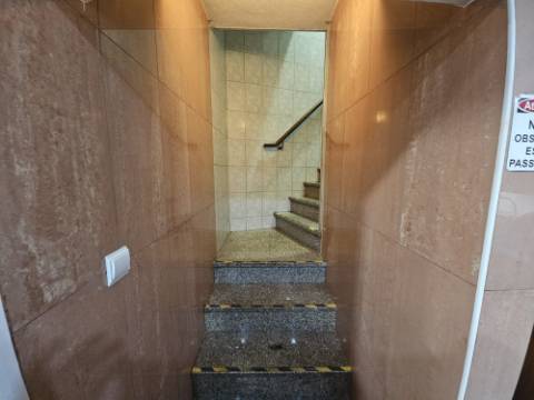 Simpático; Restaurante para Venda em uma das melhores localizações junto ao Neudel e Mercado da Damaia na Amadora