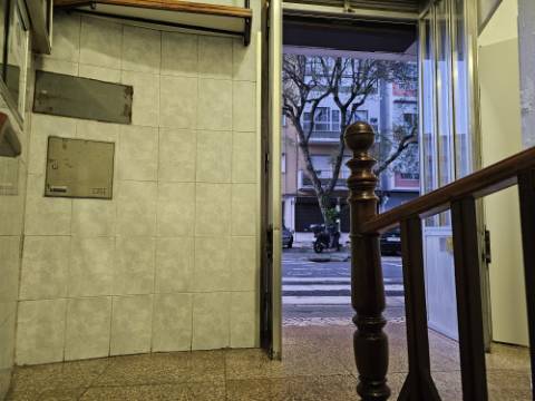 Simpático; Restaurante para Venda em uma das melhores localizações junto ao Neudel e Mercado da Damaia na Amadora