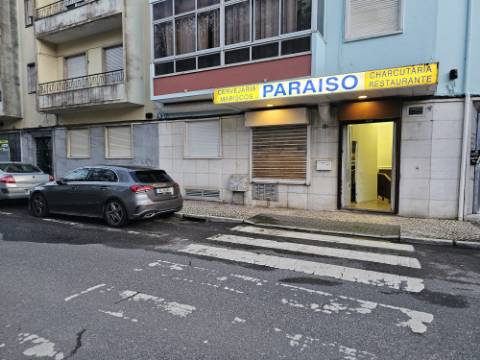 Simpático; Restaurante para Venda em uma das melhores localizações junto ao Neudel e Mercado da Damaia na Amadora