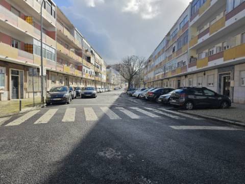 Simpático; Restaurante para Venda em uma das melhores localizações junto ao Neudel e Mercado da Damaia na Amadora