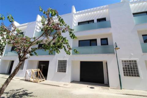 Moradia T3, Nova , mobilada e quipada, com garagem em Quinta Cerca, Castro Marim.