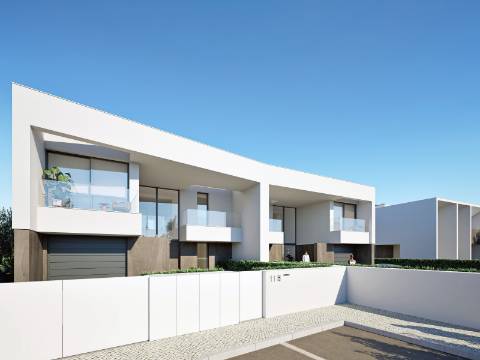 Moradia Isolada V4 com Piscina - O Refúgio de Luxo que Você Merece em Lagos