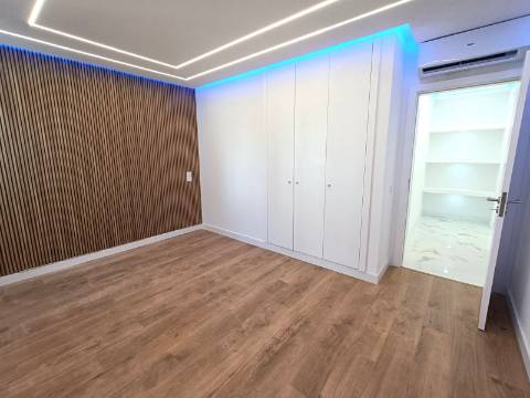 Apartamento T2 Renovado na Primeira Linha de Mar - Quarteira