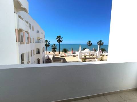 Apartamento T2 Renovado na Primeira Linha de Mar - Quarteira