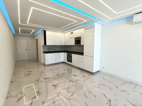 Apartamento T2 Renovado na Primeira Linha de Mar - Quarteira