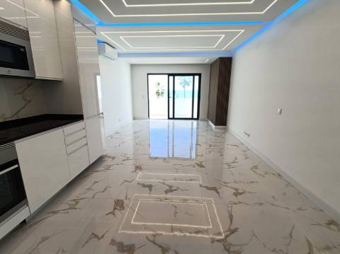Apartamento T2 Renovado na Primeira Linha de Mar - Quarteira