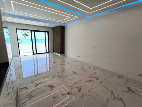 Apartamento T2 Renovado na Primeira Linha de Mar - Quarteira