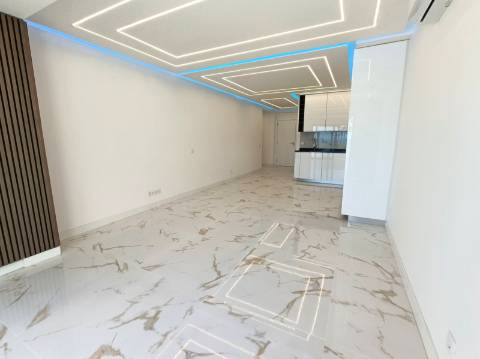 Apartamento T2 Renovado na Primeira Linha de Mar - Quarteira