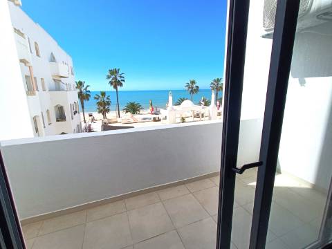 Apartamento T2 Renovado na Primeira Linha de Mar - Quarteira
