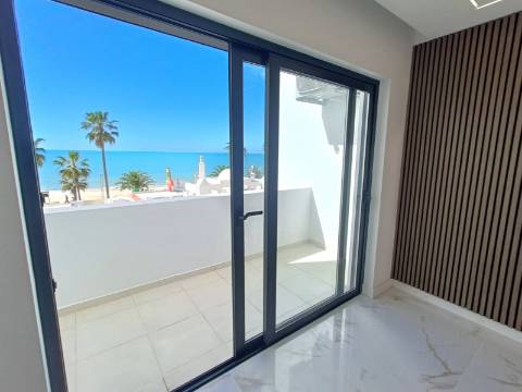 Apartamento T2 Renovado na Primeira Linha de Mar - Quarteira