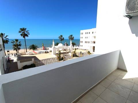 Apartamento T2 Renovado na Primeira Linha de Mar - Quarteira