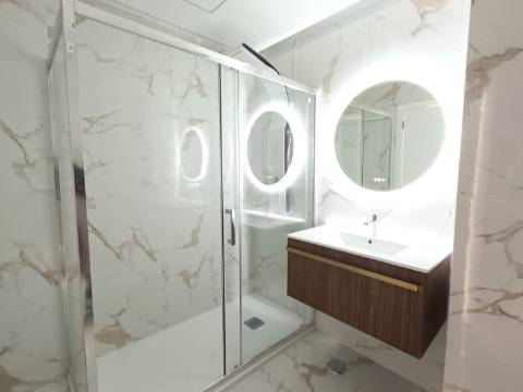 Apartamento T2 Renovado na Primeira Linha de Mar - Quarteira