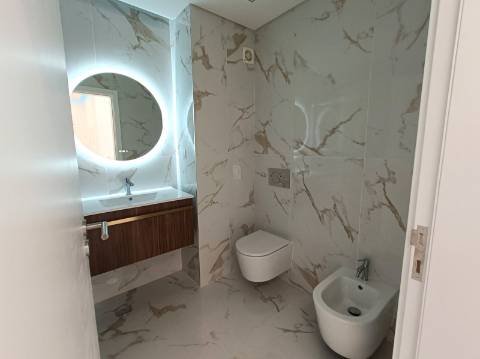 Apartamento T2 Renovado na Primeira Linha de Mar - Quarteira