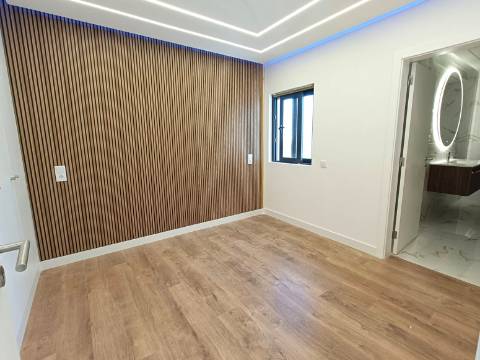Apartamento T2 Renovado na Primeira Linha de Mar - Quarteira