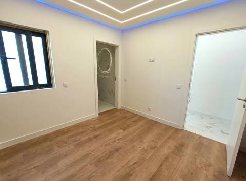 Apartamento T2 Renovado na Primeira Linha de Mar - Quarteira
