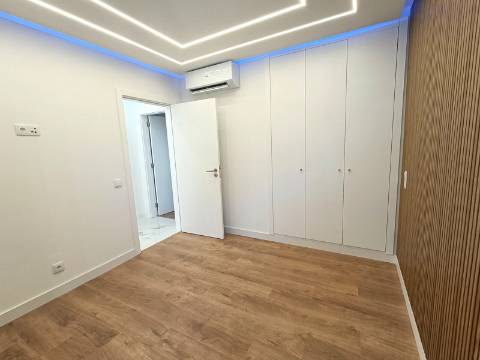 Apartamento T2 Renovado na Primeira Linha de Mar - Quarteira