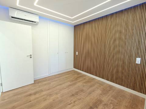 Apartamento T2 Renovado na Primeira Linha de Mar - Quarteira