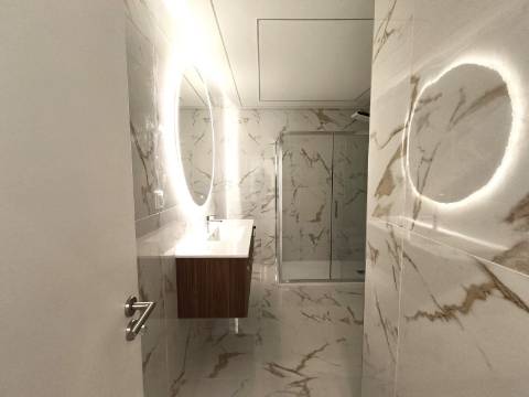 Apartamento T2 Renovado na Primeira Linha de Mar - Quarteira