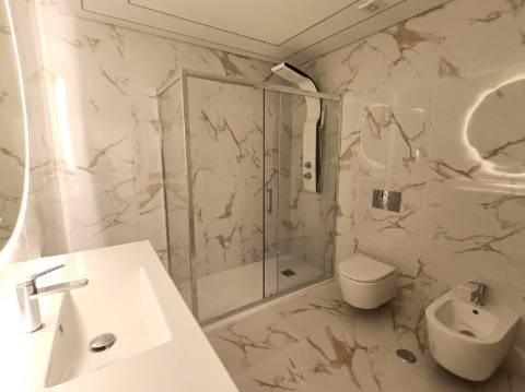 Apartamento T2 Renovado na Primeira Linha de Mar - Quarteira